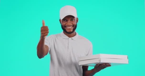 Schwarzer Mann Pizza Und Daumen Hoch Für Lieferung Genehmigung Oder — Stockvideo