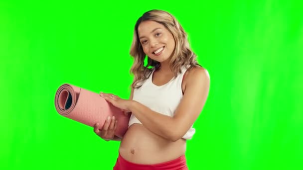 妊娠中の女性 ヨガやスタジオの背景に対して健康的な健康のための緑の画面上のフィットネスでフレックス 笑顔とクロマキー上の曲げ腕を持つ妊産婦の幸せな女性やヨギの肖像画 — ストック動画
