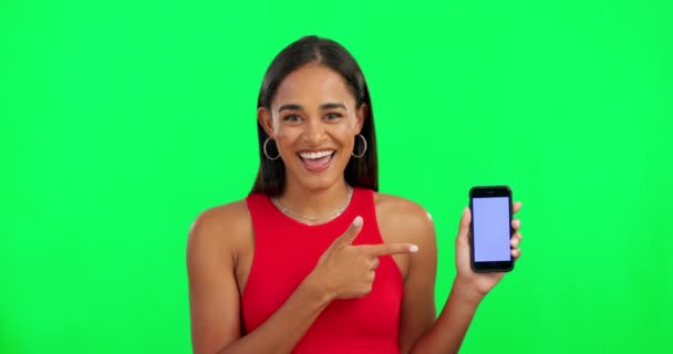 ブランディングや笑顔でレビューのための女性 緑の画面とポイント 顔やモックアップスペース 女の子 スマートフォンを持つモデルや若い学生 モバイルアプリでのプロモーションのためのポインティングと幸せ — ストック動画