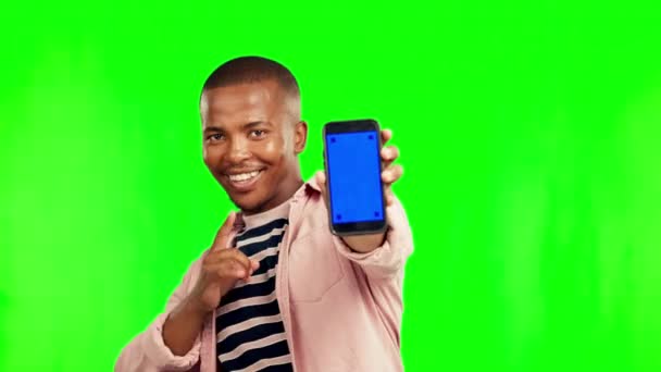Mutlu Siyah Adam Telefon Model Yeşil Ekranda Stüdyonun Arka Planında — Stok video