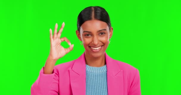 微笑和女人的脸在绿色的屏幕上寻求支持 动机和同意 获胜者和投票与人的肖像在工作室背景的反馈 谢谢你和是的莫吉 — 图库视频影像