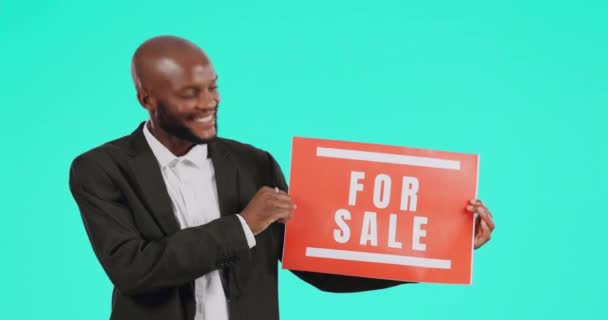 非洲男人 为销售海报和工作室面带微笑 房地产代理和幸福的蓝色背景 地产企业家 房地产经纪人 对签名 广告牌和肖像画促销感到兴奋 — 图库视频影像