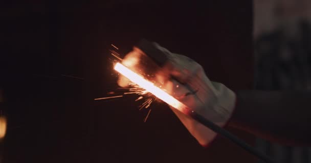 Іскра Майстерня Коваль Металевим Стрижнем Загострення Кування Зварювання Пожежної Печі — стокове відео