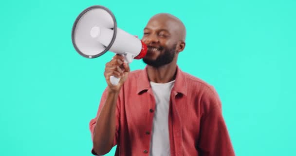 快乐的黑人男人 扩音器和呐喊在工作室用拳头庆祝 公告或蓝色背景的演讲 非洲年轻人 学生积极分子和新闻 信息和促销大嗓门 — 图库视频影像