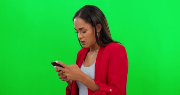 Stress Digitação Mulher Com Telefone Tela Verde Estúdio Com Problema — Vídeo de Stock