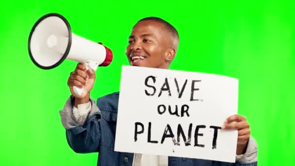 地球をスタジオの背景から救うために緑のスクリーンに抗議する黒人男性 メガホンと看板 アフリカの男性や活動家は モックアップにポスターやサインで叫び 叫んで — ストック動画