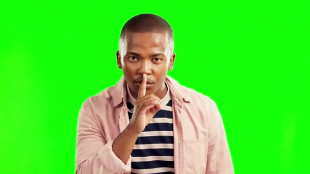 人物形象 手和黑人男子听秘密在绿色的屏幕 工作室或手势安静 并听到流言 声音和手指在嘴唇上 以引起注意 听到或宣布 — 图库视频影像