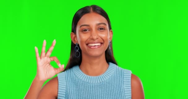 快乐的女人的脸在绿色的屏幕上寻求支持 动机和同意 获胜者和投票与人的肖像在工作室背景的反馈 谢谢你和是的莫吉 — 图库视频影像