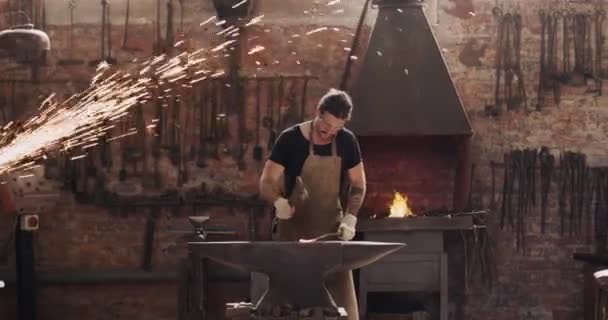工厂工具工业生产设备的制造 锻造和男工 — 图库视频影像