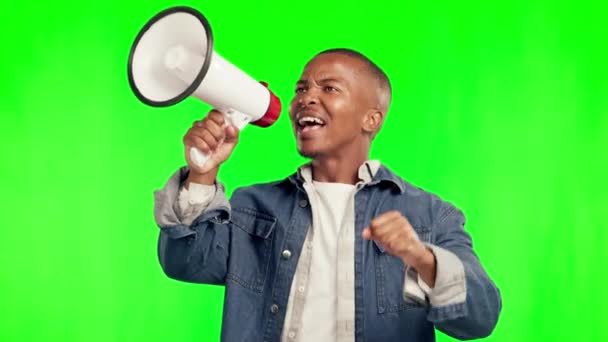 Megaphone 非洲男人 在绿色屏幕上的声音因说话 抗议或投票支持人权斗争而受到抨击 在演播室背景下的言论自由 强烈见解自由或需要采取行动的人 — 图库视频影像