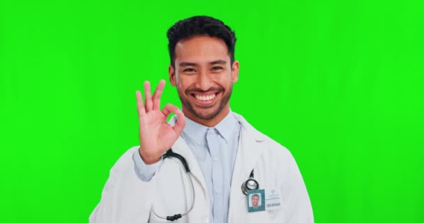 Parfait Écran Vert Portrait Médecin Avec Revue Accord Signe Succès — Video