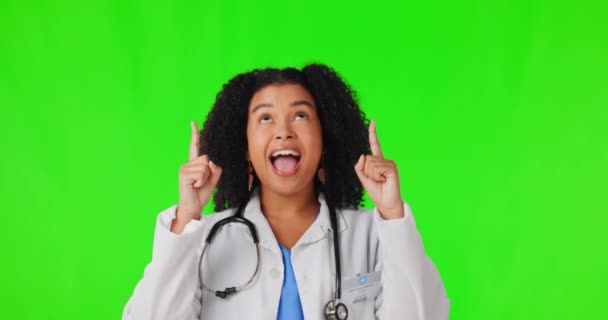 Doktorze Wskazując Lub Twarz Szczęśliwej Kobiety Zielonym Ekranie Prezentacji Opieki — Wideo stockowe