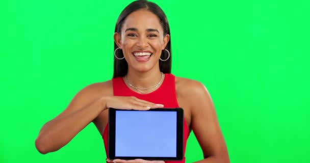Mujer Pantalla Verde Tableta Con Sonrisa Cara Con Espacio Maqueta — Vídeo de stock