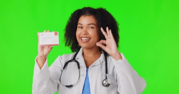 グリーンスクリーンか幸せな女性の医者名刺広告のヘルスケア情報が付いている 顔の肖像画 承認のための手のジェスチャーで良いか看護師 はいまたは昇進のためのスタジオでのサインのような — ストック動画