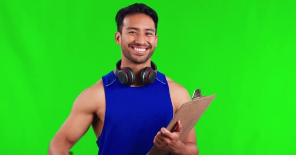 フィットネス フレックス ワークアウト計画のためのクリップボード付きの緑の画面が立っているスタジオの男 スポーツ 筋肉やクロマキーの背景によって隔離されたチェックリストと男性のパーソナルトレーナーの肖像画 — ストック動画