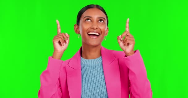 Szczęśliwa Kobieta Wskazując Górę Zielony Ekran Reklamy Lub Marketingu Tle — Wideo stockowe