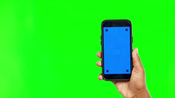 スタジオの背景に対する広告のための緑の画面上の人 手と電話のモックアップ モックアップ上の広告のための追跡マーカーと携帯電話のスマートフォンアプリ ディスプレイやクロマキーを保持手 — ストック動画