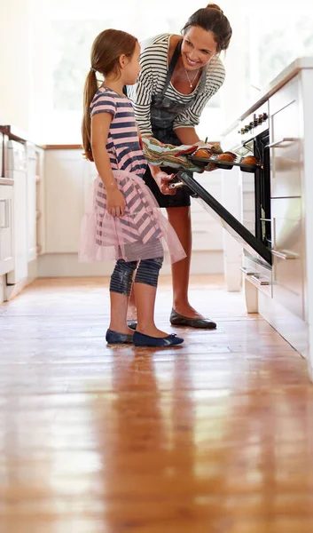 Mama Ofen Oder Kind Backen Der Küche Als Glückliche Familie — Stockfoto