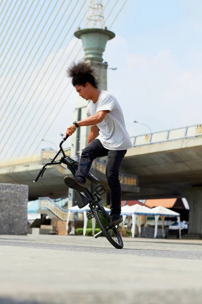 Urban Trick Man Springen Met Fiets Voor Sport Balans Actie — Stockfoto