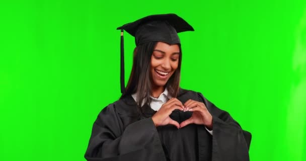 Szczęśliwa Kobieta Absolwentka Serca Ręce Zielonym Ekranie Dla Miłości Lub — Wideo stockowe