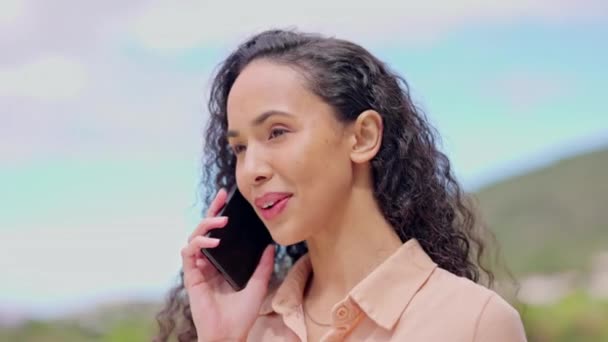 Szczęśliwy Myślący Kobieta Telefon Mieście Dla Biznesu Sieci Komunikacji Śmiejąc — Wideo stockowe