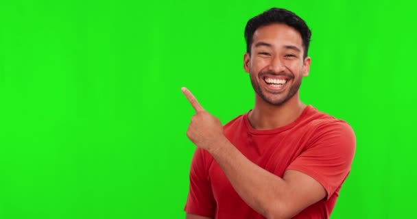 プロモーション ブランディング 選択のための緑の画面上のアジアの男のポインティング モックアップと顔 スタジオでの契約 ニュースや発表で幸せな男性の広告 手のジェスチャーや肖像画 — ストック動画