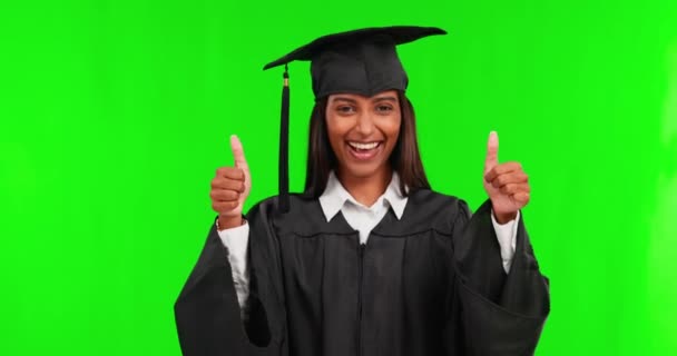 谢谢你 大拇指高举的女学生 在绿色的屏风下欢欣鼓舞毕业 祝贺或成就 嘲讽空间或毕业生和女性带着微笑庆祝成功 — 图库视频影像