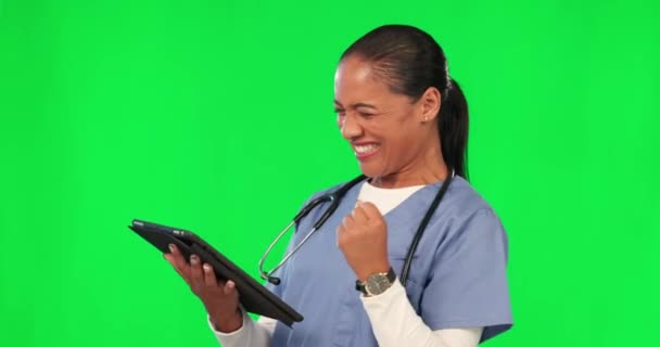 Oslavte Lékař Žena Tabletou Zelené Obrazovce Pro Zdravotní Vítězství Nebo — Stock video