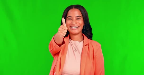 大拇指 快乐的女人在绿屏工作室与您的手 签名和感谢您的模拟背景 肖像画和类似的感言表示赞成 投票或积极评价 反馈或同意 — 图库视频影像
