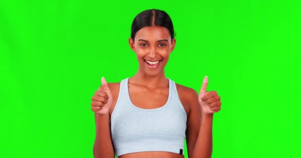 快乐的女人 健康和大拇指在绿色的屏幕上 在工作室的背景下被批准 身材健康 有大姆指的女性形象 是成功的标志 也是成功的标志 — 图库视频影像