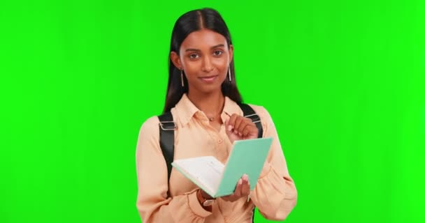 快乐的女人 学生和书籍 大拇指高举在绿色屏幕上学习工作室背景的知识 带有笔记本的女性形象 如情感符号或学习 教育或写作符号 — 图库视频影像