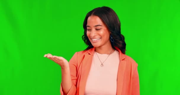 Femme Publicité Sur Écran Vert Accord Avec Marque Emoji Visage — Video