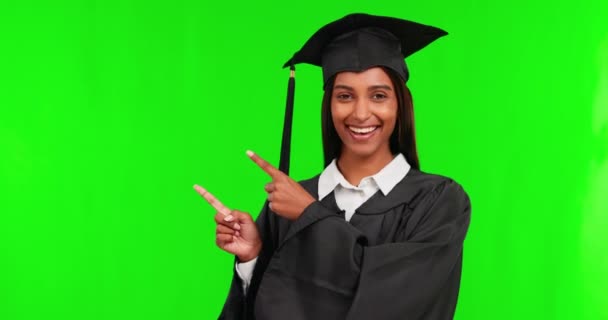 幸せな女性 卒業生とスタジオの背景に広告のための緑の画面を指しています 女性の肖像画や大学教育やモックアップ空間上の卒業に笑顔で学生 — ストック動画