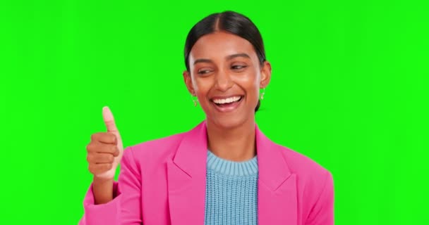 緑の画面上の女性の親指 幸せと顔のサポート 動機と合意のために 勝者とフィードバックのためのスタジオの背景に人の肖像画で投票 ありがとうとはい絵文字 — ストック動画