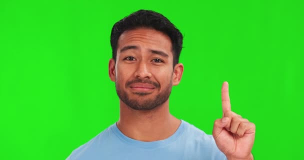 手話やリストと緑の画面上のアジアの男のカウント 幸せと顔 スマイル カウントダウン アラームのためのスタジオの背景に孤立した人の肖像画 — ストック動画