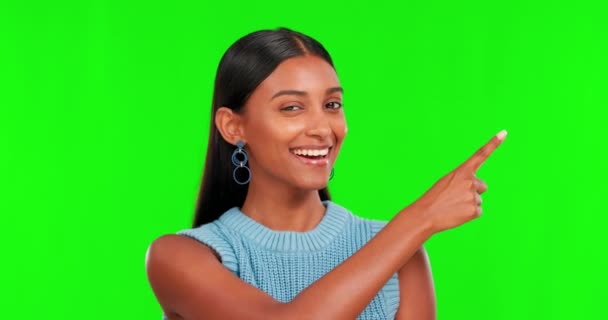 スタジオでのグリーンスクリーン インド人女性の顔 モックアップスペース 広告発表 幸せな肖像画 女性モデルとはい レビューするプロモーションと販売開始のための良いニュースにサインアップ — ストック動画