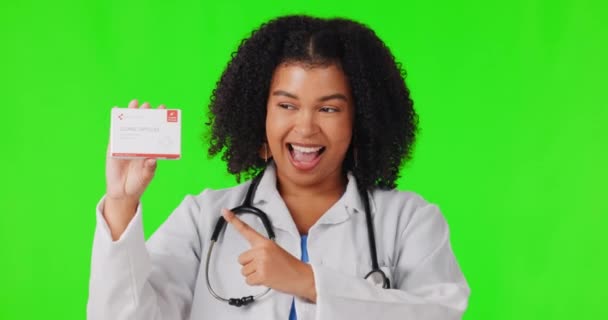 带着名片的指点 绿色屏幕或快乐的女医生为医疗保健做广告 在演播室用手势表示促销意向 交易或信息的肖像 面孔或兴奋的护士 — 图库视频影像