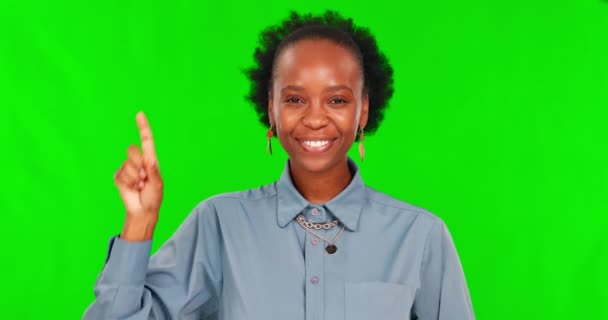黒の女性 緑の画面と手 指や教育や教師のスタジオの背景に幸せを数える 顔を学び 数学を教え 数学や手に数を数える — ストック動画