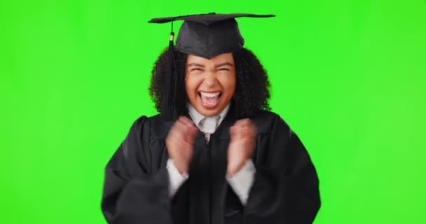 教育のためのスタジオでの女性の緑の画面や興奮顔 大学や奨学金の成功 大学生の肖像画や笑顔で幸せな卒業生 誇りや学位 — ストック動画