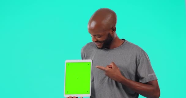 Homme Noir Tablette Pointant Vers Maquette Sur Écran Vert Pour — Video