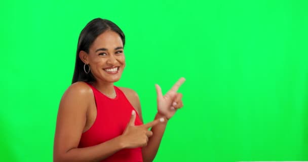 Mutlu Kadın Gülümse Yeşil Ekran Reklamında Stüdyonun Arka Planına Işaret — Stok video
