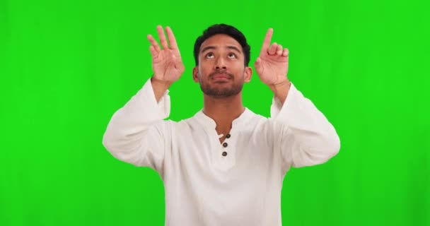 プレゼンテーション プロモーションのための緑の画面上のアジアの男の幸せ ポインティングと顔 肖像画 モックアップスタジオの背景に隔離された空間へのジェスチャーを持つ人 — ストック動画