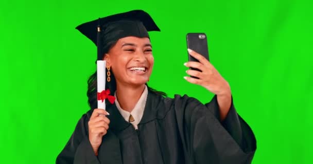 スタジオを背景に卒業のための緑の画面上の証明書を持つ幸せな女性 学生や自撮り 記憶又は達成のための笑顔 卒業証書又は学位を有する女性又は卒業生 — ストック動画