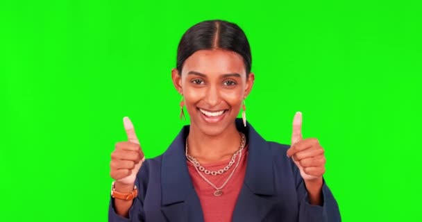 绿屏上的女性形象 获胜者和形象 以寻求支持 激励和认同 投票与人的肖像在工作室背景的反馈 谢谢你 — 图库视频影像