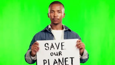 Afrikalı adam, yeşil perde ve protesto afişi, iklim değişikliği ve Dünya için adaletin ciddi yüzü. Genç adam, aktivist ve billboard dünyayı kurtarmak için yer, küresel ısınma ya da amaç.