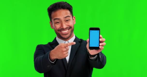 在绿色屏幕上指指点点和电话 用于模仿 广告或网站 智能手机社交网络 联系人和Ui评审或反馈背景下的亚洲人的肖像 — 图库视频影像
