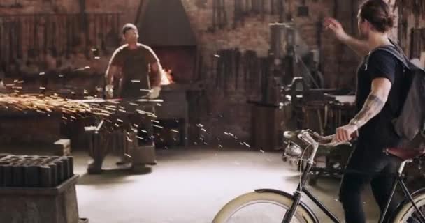 Metallo Uomo Con Bicicletta Colleghi Saluto Officina Metallurgica Industriale Gesto — Video Stock