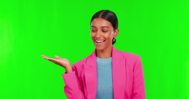 Stüdyoda Reklam Için Yeşil Ekran Geçmişi Olan Bir Kadınla Sunum — Stok video