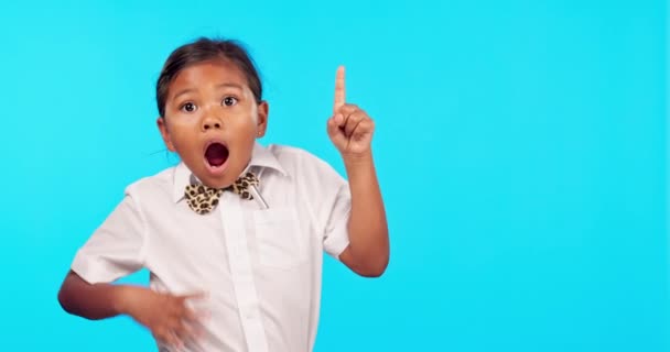 Işareti Stüdyodaki Kız Çocuk Mavi Arka Planda Haber Anlaşma Duyuruya — Stok video