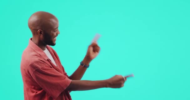 Zwarte Man Wijzend Met Reclame Richting Presentatie Met Gelegenheid Promo — Stockvideo